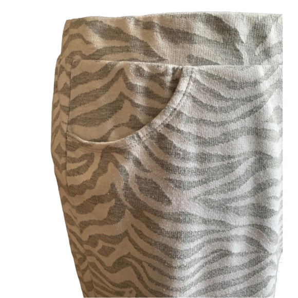 Chico's Weekends Capri Pants Chico's Size 3 Gray/White Zebra Print - Picture 4 of 9